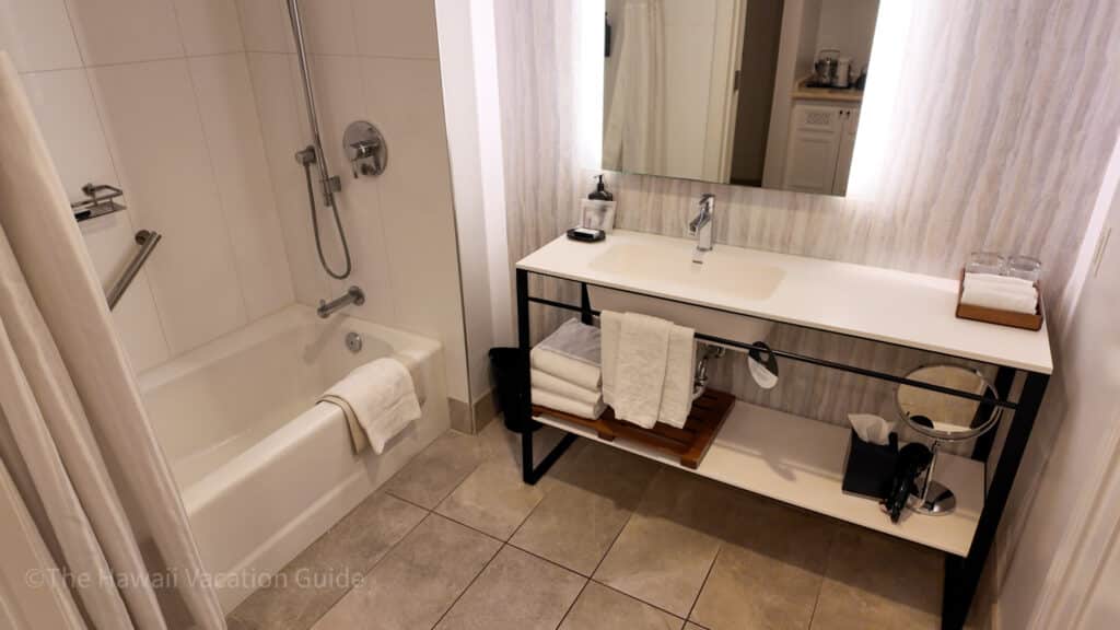 Sheraton Maui Standard room bathroom