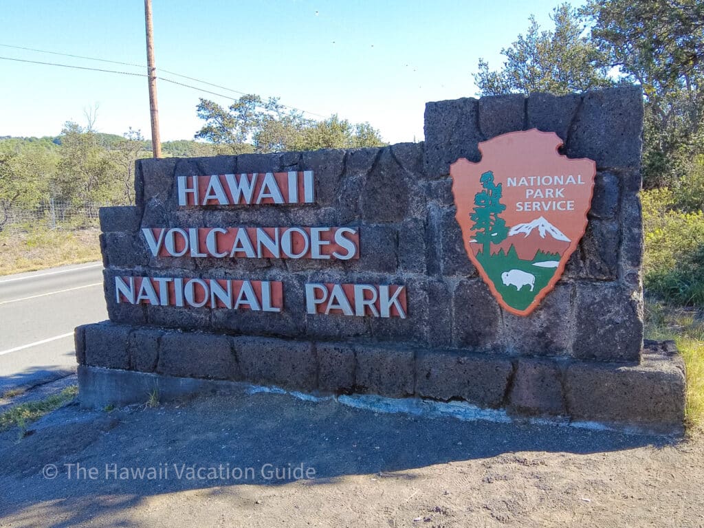 hawaii volcanoes national park entrance sign